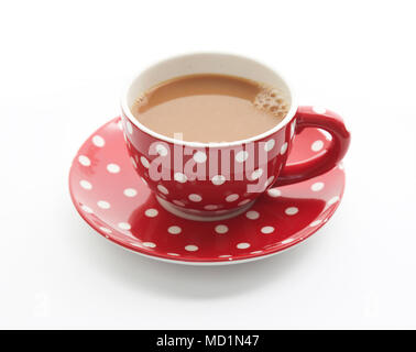 Grande tazza di tè in un bicchiere di rosso con puntini bianchi Foto Stock