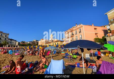 Santa Maria di Castellabate, regione Campania, Italia 15 Agosto 2016. La spiaggia nel centro del villaggio con case vicino al mare. Foto Stock