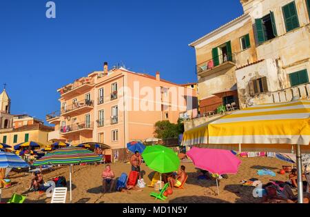 Santa Maria di Castellabate, regione Campania, Italia 15 Agosto 2016. La spiaggia nel centro del villaggio con case vicino al mare. Foto Stock