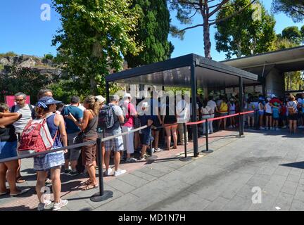 Pompei, Napoli Campania 16 agosto 2016. Il famoso sito archeologico di Pompei Patrimonio UNESCO. La folla di turisti sotto il sole cocente. Foto Stock