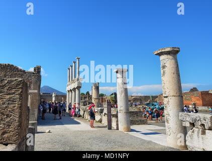 Pompei, Napoli Campania 16 agosto 2016. Il famoso sito archeologico di Pompei Patrimonio UNESCO. La folla di turisti sotto il sole cocente. Foto Stock