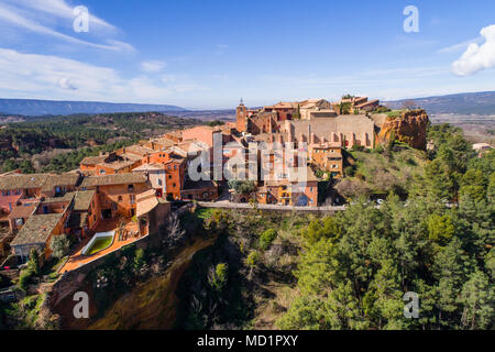 Francia, Vaucluse, Roussillon, parco naturale regionale del Luberon, etichettati i più bei villaggi di Francia, appollaiato villaggio con facciate color ocra, Foto Stock