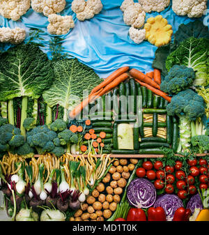 Paesaggio creativo realizzato con assortimento di verdure organiche. Foto Stock