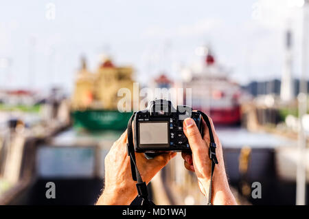 I turisti scattare una fotografia il Canale di Panama Foto Stock