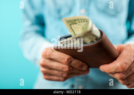 Uomo in possesso di un centinaio di dollari Foto Stock