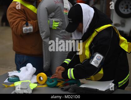 Ivan Cortes, un medico di emergenza tecnico (EMT) con Mercy Hospital, etichette fittizie sul pazienti con colore nastro codificato sulla base del brevetto di lesioni del marzo 9, 2018 a 132d Ala, Iowa Air National Guard a Des Moines, Iowa. Il NDMS esercitare i partecipanti inclusi i 132d Ala Emergency Management Team, Polk County Emergency Management Agency, Iowa Homeland Security & gestione delle emergenze, Esercito della Salvezza e Central Iowa capitolo, la Croce Rossa Americana. (U.S. Air National Guard photo by Staff Sgt. Michael J. Kelly) Foto Stock