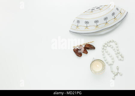 Table top visualizza immagine aerea di decorazione Ramadan Kareem holiday sfondo.piatto date di laici con rosario & illuminazione e santo hat.La oggetti essenziali o Foto Stock