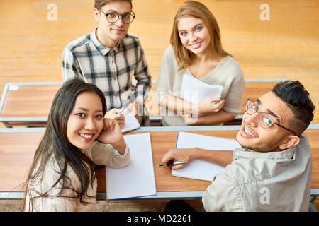 Felice ponendo gli studenti in classe Foto Stock