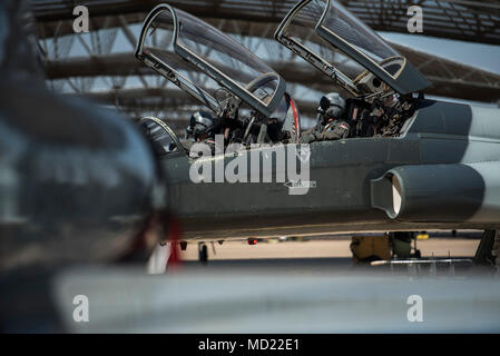 I piloti dal venticinquesimo battenti Trainig Squadron, taxi fuori la Flightline, Marzo 13, 2018 Vance Air Force Base in Oklahoma. Il T-38 è un due-sedile, twinjet getto supersonico trainer. È stato il primo al mondo trainer supersonico ed è anche il più prodotto. (U.S. Air Force foto di Tech. Sgt. Erik Cardenas) Foto Stock