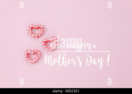 Vista superiore immagine aerea di decorazione madri felici giorni di vacanza il concetto di sfondo.piatto mom laici il testo con cuore rosso sul moderno bella carta rosa a h Foto Stock