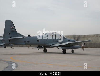 Un Afghan Air Force A-29 prendere il taxi per un posto parcheggio Marzo 6, 2018, Kabul Air Wing, Afghanistan. Tutte le bombe costruito per la A-29 sono costruiti dai manutentori AAF. (U.S. Air Force photo by Staff Sgt. Jared J. Duhon) Foto Stock