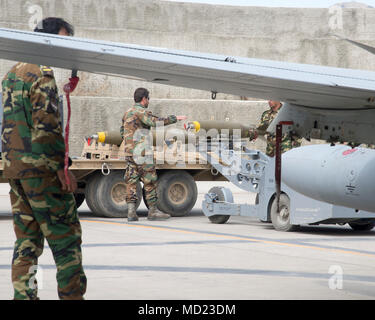 Afghan Air Force A-29 i manutentori manuver bombe per essere utilizzata nella successiva A-29 combat mission Marzo 6, 2018, Kabul Air Wing, Afghanistan. Tutte le munizioni sono creati e caricati dai manutentori. (U.S. Air Force photo by Staff Sgt. Jared J. Duhon) Foto Stock