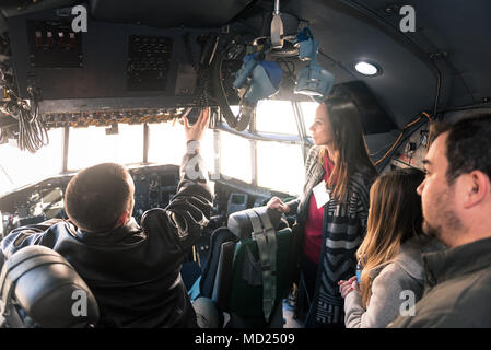 Stati Uniti Air Force 1 Lt. Jared Weller, un C-130 Hercules pilota di aeroplani con la 169Airlift Squadron, Illinois Air National Guard, spiega le operazioni degli aeromobili ai partecipanti in Pekin della Camera di commercio della Comunità di Leadership Academy durante un relazioni comunitarie tour presso il 182nd Airlift Wing in Peoria, Illinois, Marzo 13, 2018. Gli ospiti soddisfatti aviatori di vari campi di carriera e imparato circa il loro stato e la loro missione federale impostare funzionalità. (U.S. Air National Guard foto di Tech. Sgt. Buehrer Lealan) Foto Stock