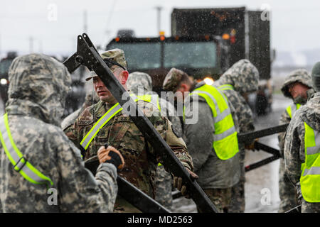 L'operazione Patriot Bandolier è una missione dell'esercito degli Stati Uniti che impiega Army Reserve, National Guard e Active Component Soldiers per spostare materiali e contenitori di munizioni negli Stati Uniti. Il 2 marzo 2018, i soldati della riserva dell'esercito montano una tenda di manutenzione mobile al Military Ocean Terminal Concord, California. L'immagine di archivio registra le operazioni di mantenimento basate sul porto collegate alle attività di scarico delle navi. Foto Stock
