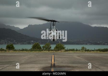 Un AH-1W Super Cobra completa il suo ultimo volo su Marine Corps base Hawaii, Marzo 13, 2018. Luce subacquea elicottero d'assalto squadrone è di ritirarvi loro AH-1Ws, che vengono sostituite da la AH-1Z Viper elicotteri. I primi tre AH-1Zs sono arrivati a HMLA-367 nel dicembre 2017. (U.S. Marine Corps foto di Sgt. Kathy Nunez) Foto Stock