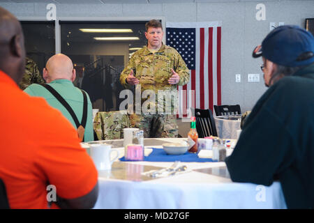 Il Mag. Gen. Mark O'Neil, comandante generale, US Army Alaska, parla con i leader tribali in Utqiaġvik, Alaska, 14 marzo, come parte degli Stati Uniti Esercito Alaska-led forza congiunta terra comando di componente a sostegno dell Alaska del comando esercizio Arctic Edge 18 condotta sotto l'autorità degli Stati Uniti Comando Nord. Arctic Edge 2018 è una biennale su grande scala, joint-esercizio che prepara e prove il militare degli Stati Uniti è la sua capacità di operare tatticamente nel freddo estremo-Condizioni meteorologiche rilevate in ambienti artici. (U.S. Air Force foto di Capt. Virginia Lang) Foto Stock