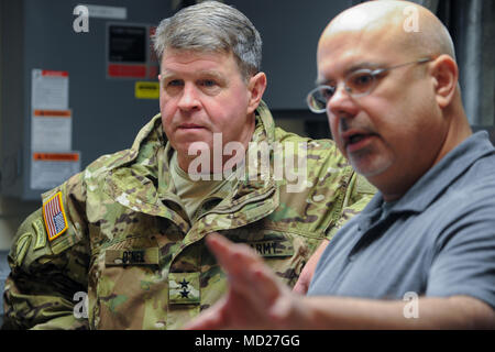 Bill Miranda, specialista di radar, Alaska sistema radar, mutandine delle funzionalità per il lungo raggio sito radar in Utqiaġvik, Alaska, per il Mag. Gen. Mark O'Neil, comandante generale, US Army Alaska, 14 marzo, come parte degli Stati Uniti Esercito Alaska-led forza congiunta terra comando di componente a sostegno dell Alaska del comando esercizio Arctic Edge 18 condotta sotto l'autorità degli Stati Uniti Comando Nord. Arctic Edge 2018 è una biennale su grande scala, joint-esercizio che prepara e prove il militare degli Stati Uniti è la sua capacità di operare tatticamente nel freddo estremo-Condizioni meteorologiche rilevate in ambienti artici. (U.S. Aria Foto Stock