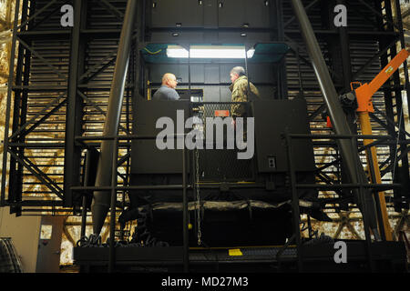 Bill Miranda, specialista di radar, Alaska sistema radar, mutandine delle funzionalità per il lungo raggio sito radar in Utqiaġvik, Alaska, per il Mag. Gen. Mark O'Neil, comandante generale, US Army Alaska, 14 marzo, come parte degli Stati Uniti Esercito Alaska-led forza congiunta terra comando di componente a sostegno dell Alaska del comando esercizio Arctic Edge 18 condotta sotto l'autorità degli Stati Uniti Comando Nord. Arctic Edge 2018 è una biennale su grande scala, joint-esercizio che prepara e prove il militare degli Stati Uniti è la sua capacità di operare tatticamente nel freddo estremo-Condizioni meteorologiche rilevate in ambienti artici. (U.S. Aria Foto Stock