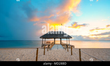 Un tramonto meraviglioso in isola Maurizio (un Flic Flac spiaggia) con Jetty silhouette. Foto Stock