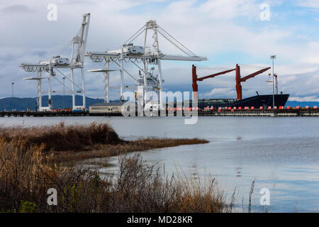 Militari di Ocean Terminal Concord, California, Marzo 2, 2018. Trans Mariner 18 West è un mondo reale missione strategica utilizzando U.S. La riserva di esercito, la Guardia Nazionale e la componente attiva i soldati per condurre operazioni portuali consentendo Army materiel e contenitori di munizioni per il viaggio di andata. (U.S. Esercito foto di Sgt. Eben Boothby Foto Stock