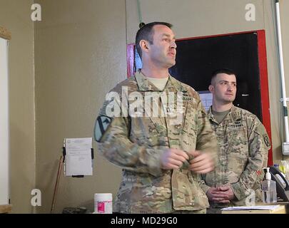 Peter Barlerin, Ambasciatore degli Stati Uniti in Camerun e Briga. Gen. Eugene J. Il LeBoeuf deliberando comandante generale per gli Stati Uniti Army Africa, riceve una breve da Il Mag. Giuseppe Witmer, posizione di contingenza Garoua commander e il suo team 15 Marzo presso il CL Garoua, Camerun. Il cap. Scott Wyly, Task Force Darby Affari Civili comandante del Team, mutandine CA progetti intorno alla città di Garoua. TF Darby servire i membri al CL Garoua, sono in servizio in un ruolo di supporto per i militari camerunesi nella lotta contro i violenti organizzazione estremista Boko Haram. Foto Stock