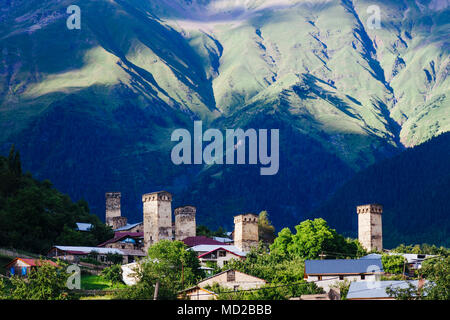 Mestia, Svanetia, Georgia : vista generale della città di Mestia in alto Svaneti regione con Koshki torri fortificate contro le montagne del Caucaso bac Foto Stock