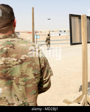 CAMP BUEHRING, Kuwait - 1° delle forze di sicurezza della brigata di assistenza (SFAB) soldati provenienti da Fort Benning, Ga. portare giù i loro drone utilizzando Instant Eye technology, Marzo 6, 2018. L'occhio istantanea consente il soldato per vedere che cosa il fuco fotocamera è la cattura nonché il controllo del movimento di fuchi e la traiettoria di volo. (U.S. Foto dell'esercito dal sig. Brent Thacker) Foto Stock