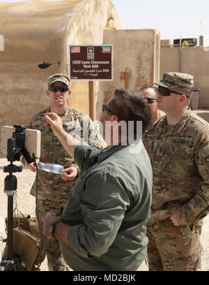 CAMP BUEHRING, Kuwait - 1° delle forze di sicurezza della brigata di assistenza (SFAB) soldati provenienti da Fort Benning, Ga. imparare come utilizzare il PD-100 Black Hornet Nano tecnologia Drone, Marzo 6, 2018. Il nero Hornet pesa 18 grammi ed ha un soffitto verticale di quasi due chilometri. (U.S. Foto dell'esercito dal sig. Brent Thacker) Foto Stock