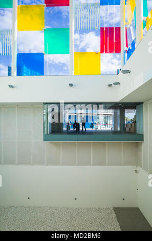 Malaga, Andalusia, Spagna : Parte interna del vetro e acciaio struttura chiamata il cubo (El Cubo) creato dall artista francese Daniel Buren per Centro Po Foto Stock