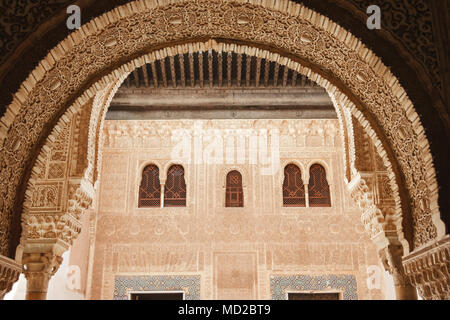 Granada, Andalusia, Spagna - Aprile 23rd, 2006 : Dettaglio di arch e abbellita da parete nella sala dorata (Cuarto Dorado) del Mexuar entro la Alhambra pal Foto Stock