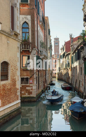 Vista panoramica di un canale nel centro di Venezia, Italia. La gotica Basilica dei Frari, è visibile in lontananza. Foto Stock