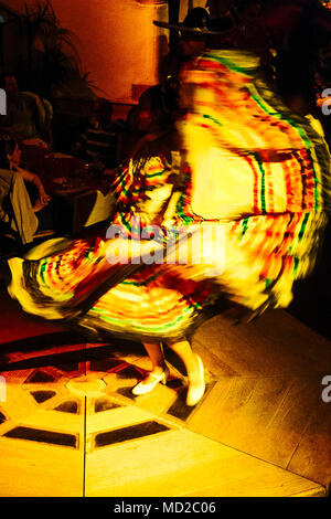 Ranchera messicana ballerina donna in abiti regionali suona presso il ristorante dei focolari, aperta per la prima volta nel 1953 nei locali di una vecchia hacienda tradizionale h Foto Stock