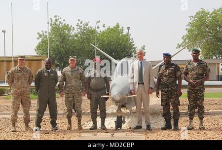 Peter Barlerin, Ambasciatore degli Stati Uniti in Camerun e Briga. Gen. Eugene J. Il LeBoeuf deliberando comandante generale per gli Stati Uniti Army Africa, visita la posizione di contingenza Garoua, Camerun marzo 15 e posa per una foto con camerunese i leader militari. Barlerin e il LeBoeuf successiva visita di Garoua Hopital regionale dove il medico USARAF Readiness Training team di esercizio di assistere con competenza medica. TF Darby servire i membri al CL Garoua, sono in servizio in un ruolo di supporto per i militari camerunesi nella lotta contro i violenti organizzazione estremista Boko Haram. Foto Stock