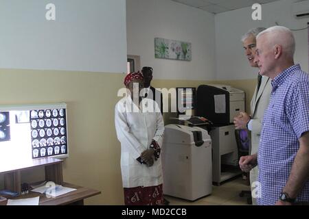 Peter Barlerin, Ambasciatore degli Stati Uniti in Camerun e Briga. Gen. Eugene J. Il LeBoeuf, deliberando comandante generale per gli Stati Uniti Army Africa, visitare il Garoua regionale dell'ospedale dove il medico USARAF Readiness Training team di esercizio di assistere con competenza medica Marzo 15, 2018. Task Force Darby organi di servizio in posizione di emergenza Garoua, sono in servizio in un ruolo di supporto per i militari camerunesi nella lotta contro i violenti organizzazione estremista Boko Haram. Foto Stock