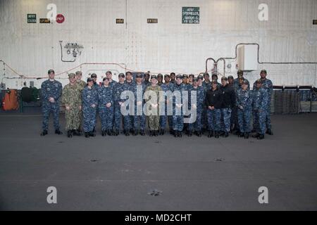 NORFOLK, Virginia (Mar. 16, 2018) -- USS Gerald Ford (CVN 78) divisione amministrativa, Lt. La Cmdr. Melissa Chope, Ford funzionario amministrativo e il comando Master Chief Laura Nunley posano per una foto dopo aver completato un controllo uniforme per la divisione in Spotlight. (U.S. Foto di Marina di Massa lo specialista di comunicazione di terza classe Cat Campbell) Foto Stock