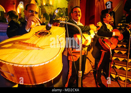Un mariachi band suona il guitarrón messicano (grande chitarra messicana) al focolare ristorante aperto per la prima volta nel 1953 nei locali di un tradizionale vecchio hac Foto Stock