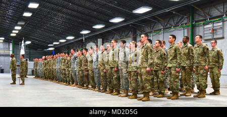 FORT INDIANTOWN GAP, Pa - una formazione della Pennsylvania Esercito Nazionale soldati di guardia stand ad attenzione prima di ricevere i loro Air Assault ali in corrispondenza di una cerimonia di consegna dei diplomi tenutasi il Fort Indiantown Gap, Marzo 16, 2018. I soldati di laurea necessari per completare una serie di attività tra cui la repulsione di da un elicottero e un 12-Mile Road marzo per avere le loro ali pinned. (U.S. Esercito nazionale Guard photo by Staff Sgt. Coltin Heller, 56th SBCT PAO) Foto Stock