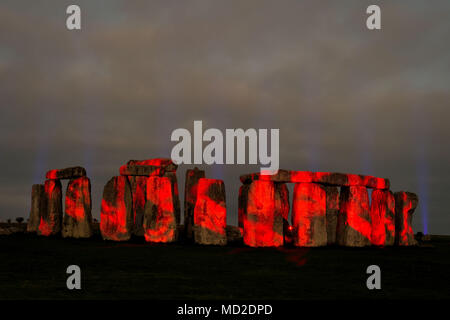 È sotto embargo per 0800 Mercoledì 18 Aprile, 2018. Stonehenge nel Wiltshire è illuminata da luce finlandese Kari artista Kola a marchio UNESCO Patrimonio Mondiale giorno e come parte delle attività per contrassegnare 100 anni di cura e di conservazione per il monumento preistorico. Foto Stock