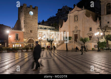 Piazza IX Aprile Square, San Giuseppe chiesa e torre dell Orologio a Taormina, in Sicilia.