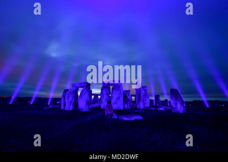 È sotto embargo per 0800 Mercoledì 18 Aprile, 2018. Stonehenge nel Wiltshire è illuminata da luce finlandese Kari artista Kola a marchio UNESCO Patrimonio Mondiale giorno e come parte delle attività per contrassegnare 100 anni di cura e di conservazione per il monumento preistorico. Foto Stock