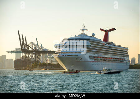 MIAMI - Dicembre 23, 2017: una vittoria Carnival Cruise Ship passa South Beach mentre lascia il porto. Foto Stock