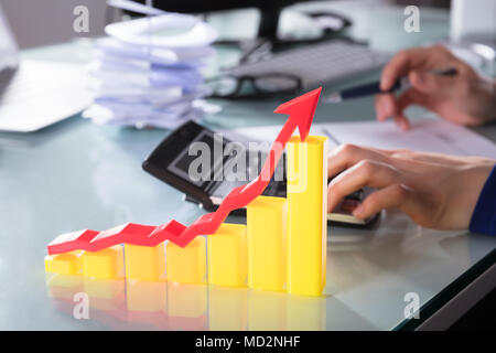 Close-up di freccia rossa sulla crescente grafico che mostra la direzione verso l'alto Foto Stock