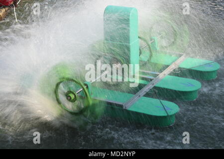 La filatura della ruota a palette aeratori con Acqua Splash per aggiunta di ossigeno Foto Stock