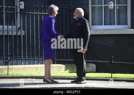 Il primo ministro Theresa Maggio saluta Primo Ministro indiano Narendra modi, come egli arriva a Downing Street, Londra, davanti a colloqui bilaterali durante i capi di governo del Commonwealth riuniti. Foto Stock