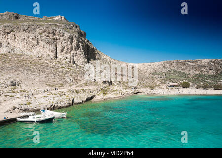 Vista panoramica barche ormeggiate vicino isola greca, Creta, Grecia Foto Stock