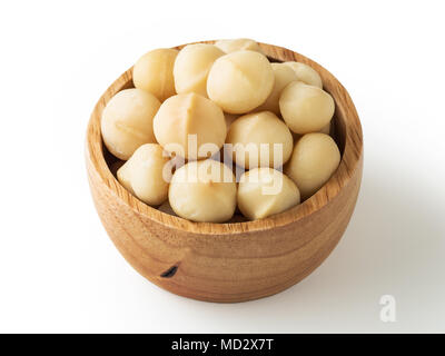 Noci di Macadamia in ciotola di legno su sfondo bianco Foto Stock