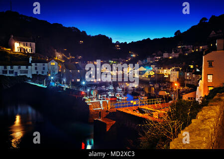 Polperro di notte, Cornwall, Regno Unito. Immancabilmente occupato durante i giorni di estate, il Cornish sonnolento villaggio di pescatori ritorna in una calma atmosferica quando scende la notte... Foto Stock