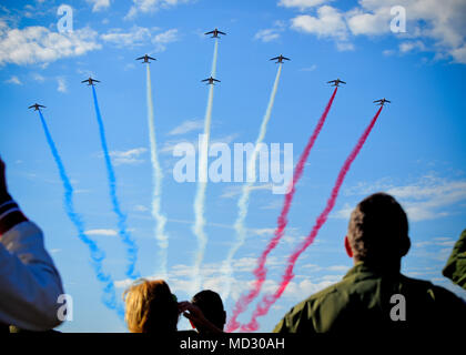 (Destro) U.S. Air Force capo del personale gen. David Goldfein Guarda una demo durante l'ATLANTICO TRIDENT 17 I Guerra Mondiale Giorno del Ricordo a base comune Langley-Eustis, Va., 21 aprile 2017. Quest anno ricorre il centesimo anniversario della U.S. Air Force la partecipazione a fianco del francese Air Force e la Royal Air Force durante la guerra mondiale I. (U.S. Air Force foto/Staff Sgt. Noci di arec T. campana) Foto Stock