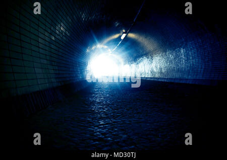 Buio del tunnel con luce alla fine di esso Foto Stock