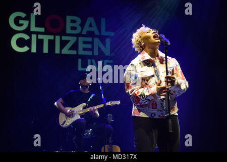 Emeli Sande effettuando al cittadino globale evento live tenutosi presso il 02 Brixton Academy di Londra Foto Stock